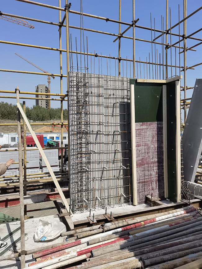 A級外置高精度結構一體化保溫墻板施工現場2